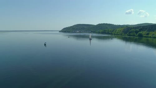 Imágenes aéreas de Zumbido de una regata o una carrera de vela en el río Dnipro