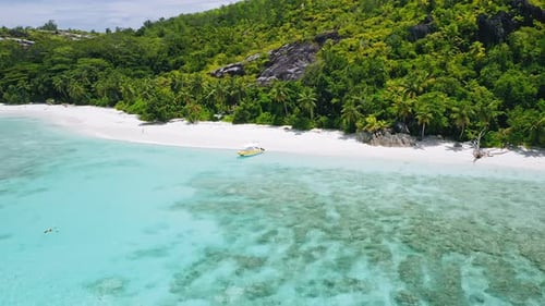 Luftaufnahme des einsamen Touristenbootes eines abgelegenen tropischen exotischen Strandes