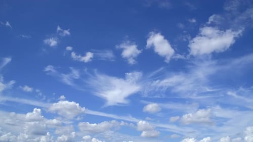 Blauer Himmel mit flauschigen Wolken-Zeitraffer auf einem sonnigen Tag 4k Filmmaterial.