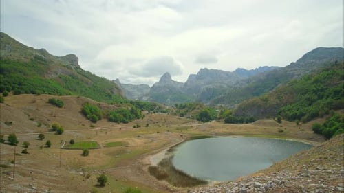 Gebirgstal mit kleinem See