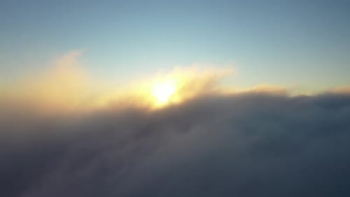 Manhã de nevoeiro no centro da cidade. Acima das nuvens.