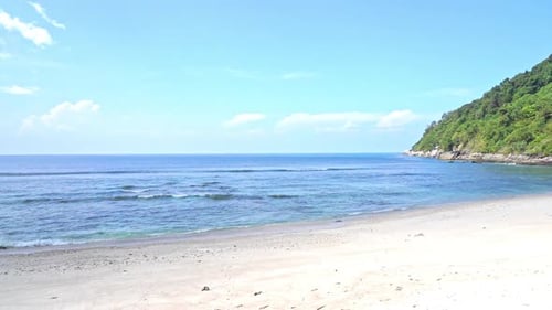 Wunderschöner tropischer Strand, Meer, Meer mit blauem Himmel und weißer Wolke