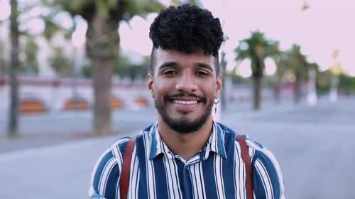 Retrato facial de un joven latino hispano en la calle de la ciudad