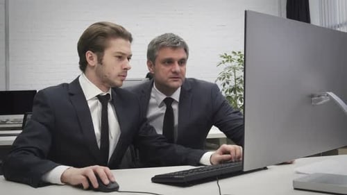 Zwei Unternehmensmitarbeiter diskutieren über Projekt und arbeiten gemeinsam im Team