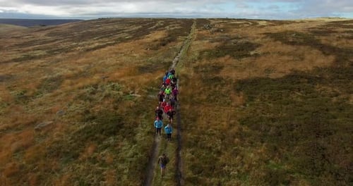 Pessoas correndo na paisagem