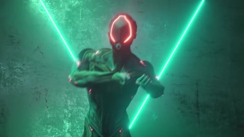 Tanzender Alien-Roboter auf einem Metal-Neon-Hintergrund