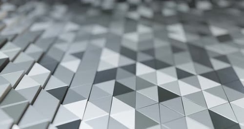 Dreiecke aus Chrom, Eisen, Aluminium und Silber aus Metall mit Lichtreflektierung.