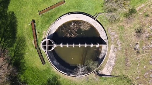 Vue du monument technique de la citerne de Serenyiho sur Plesivecka planina en Slovaquie
