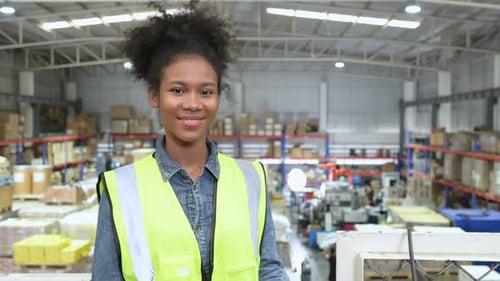 Lagerarbeiterin zählt Artikel in einem Industrielager