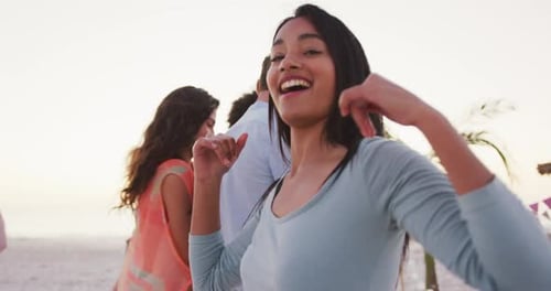 Des amis faisant la fête sur la plage