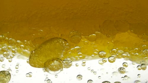 Maschinenmotoröl gemischt mit Wasser und sonnenblumengelbem Raffinerieöl löst sich nicht auf. Bubbles Air