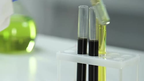 Expert de laboratoire examinant un échantillon d'essence raffinée, contrôle de la qualité des biocarburants