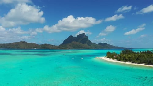 Aerial Bora Bora Lagune mit tropischer Insel im Vordergrund