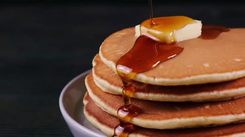 Pfannkuchenstapel mit Butter und Ahornsirup