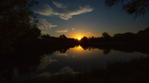 Coucher de soleil tranquille sur le lac Lapa de temps en plan large.