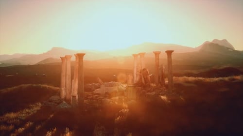 Ruines du vieux temple grec au coucher du soleil