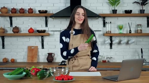 Mujer enseña una computadora portátil Vídeo videollamadas en línea, dice mostrar cámara web de pepino