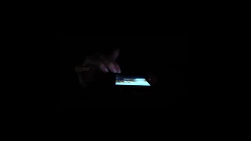 Hände berühren Screening Scrollen. Nahaufnahme. Schwarzer Hintergrund