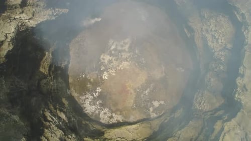 Berglandschaft mit aktivem Vulkan