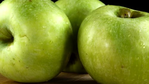 Apple auf schwarzem Hintergrund