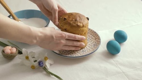 Osterkuchen zubereiten. Dekoration süße Zuckerglasur bestreut mit buntem Bee. Frohe Ostern