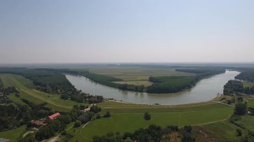 Vue aérienne d'une rivière incurvée