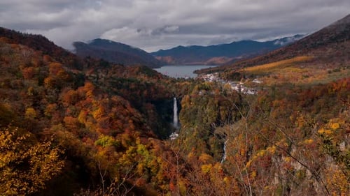 Cascada de montaña otoño
