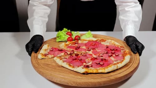 Köstliche hausgemachte Pizza mit Würstchen kochen