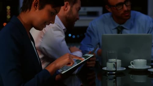 Les hommes d'affaires travaillant au bureau