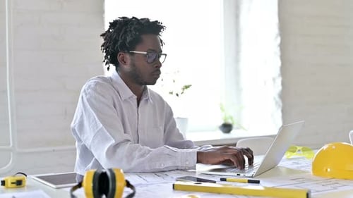 Afrikanischer Ingenieur arbeitet am Laptop