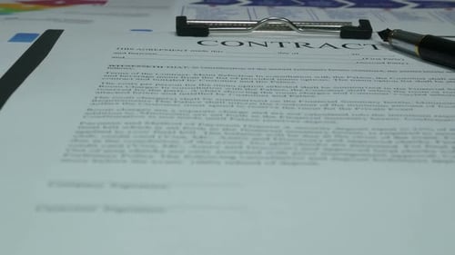 Contrat commercial d'entreprise financière sur la table