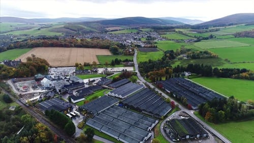 Vue aérienne de Glenfiddich et Dufftown en Écosse