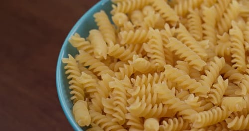 Stapel Fusilli aus nächster Nähe