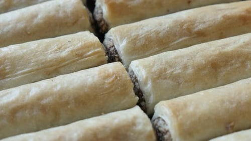 Kippen auf leckeren Baklava-Dessert-Filo-Teigrollen gefüllt mit Nüssen 4K 2160p 30fps UHD-Aufnahmen -