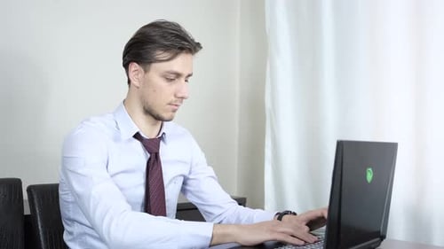 Mann arbeitet mit Laptop