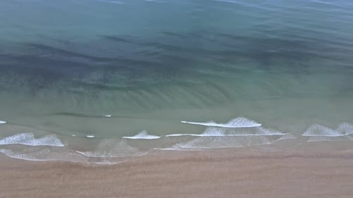 Vue du bord de mer avec des vagues ondulantes depuis une hauteur