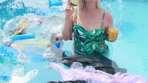 Konzept der Umweltverschmutzung des Planeten. Junge schockierte Frau schwimmt im Müll
