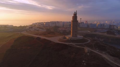 Ancienne tour en périphérie de la ville au coucher du soleil