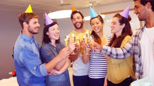 Equipe de negócios criativa brindando taças de champanhe