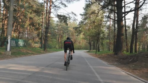 Radfahrer sprintet aus dem Sattel. Radsport-Training