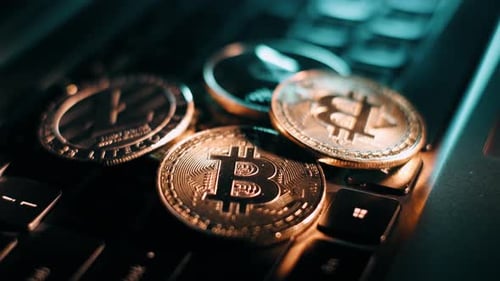 Monedas de criptomonedas: bitcoins de oro, Ethereum y Litecoin en el teclado.
