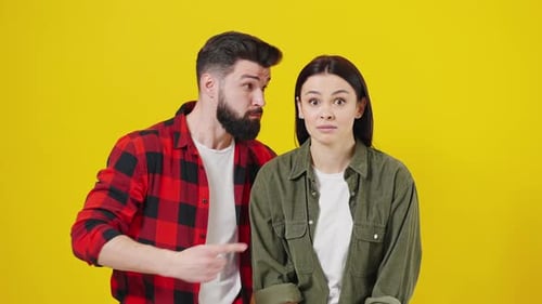 Betäubtes Millennial-Paar isoliert auf gelbem Studiohintergrund, schockiert von einem guten Angebot