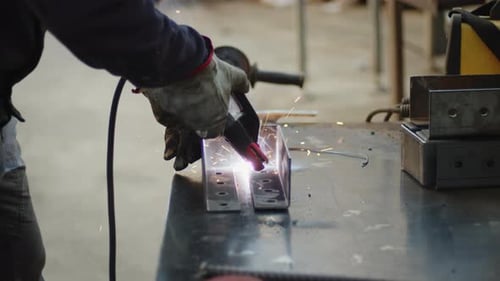 Welding Expert Man bei der Arbeit auf Eisen