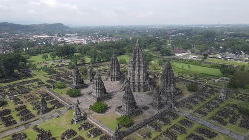 Luftaufnahme des Hindu-Tempels Prambanan in Yogyakarta, Indonesien.