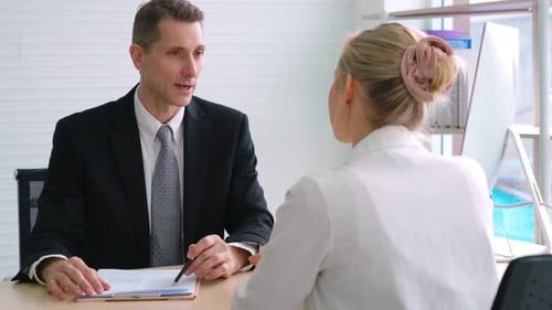 Arbeitssuchender im Vorstellungsgespräch mit dem Manager