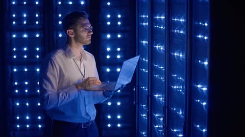 Männlicher Serveringenieur im Rechenzentrum