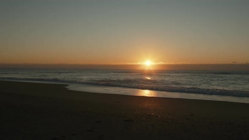 Relajante vista del océano al amanecer