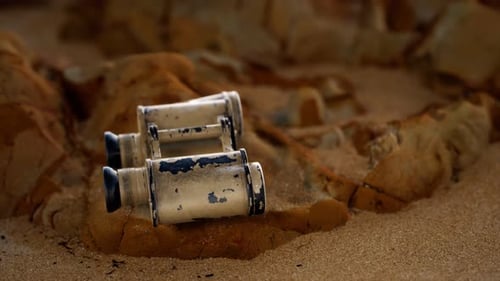 Vieilles jumelles militaires allemandes sur la plage de sable