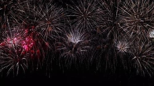 Buntes Feuerwerk explodiert am Nachthimmel