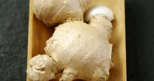 Ginger and garlic in tray 4k